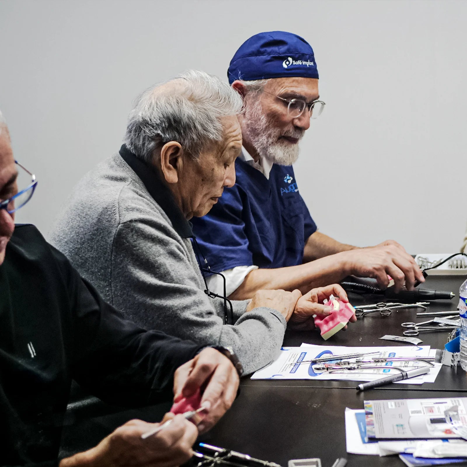 Formation en greffe osseuse et soulevé de sinus minimalement invasif pour dentistes – Lyon le 18 juin et Paris le 19 juin 2025 – Découvrez les kits ASSEK pour le soulevé de sinus par voie crestale et Augma pour le comblement osseux – démonstration pratique et étude de cas cliniques sur la greffe osseuse et l’élévation sinusienne sans risque de perforation. Safe Implant